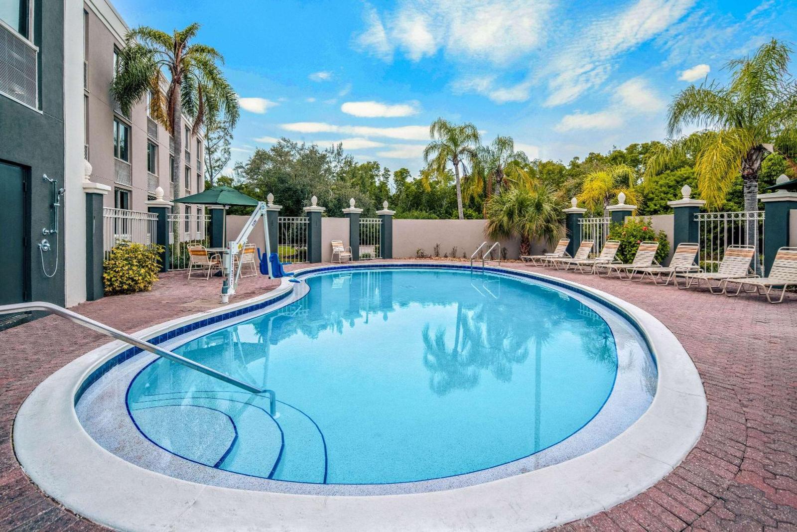 La Quinta by Wyndham Naples Downtown Main image 2